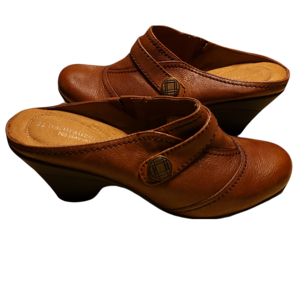 Naturalizer Clogs - Picture 2 of 6